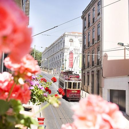 Отель Residencial Valentina Лиссабон Экстерьер фото Lisbon tram
