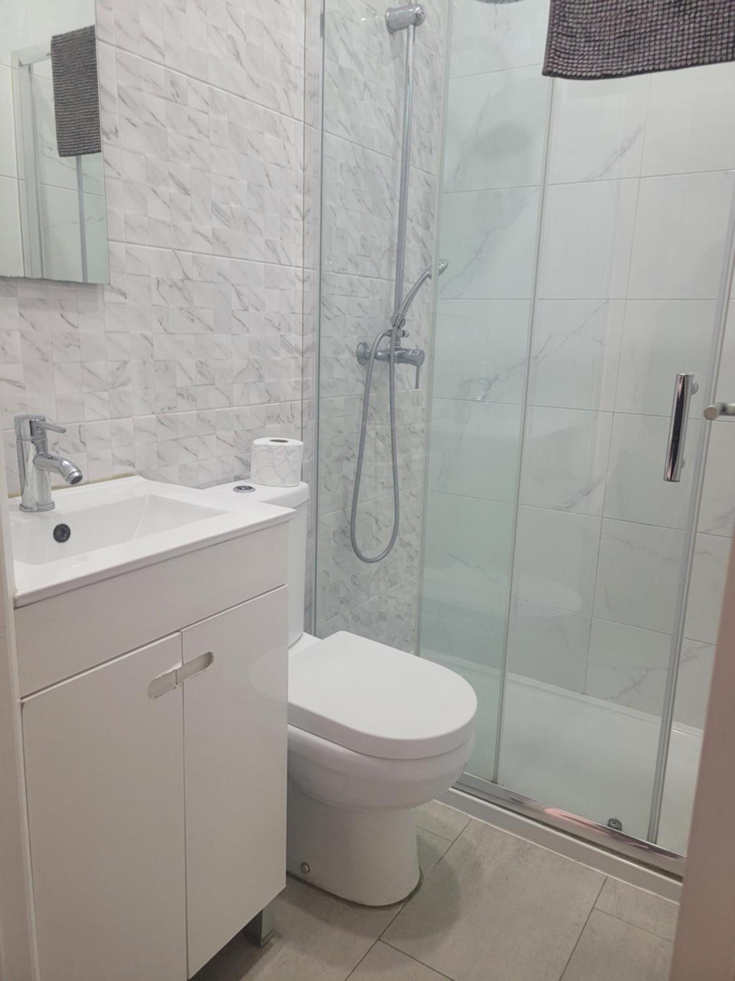 Отель Residencial Valentina Лиссабон Номер фото A shower cubicle